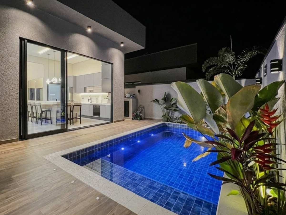 Construcción de alberca residencial iluminada en Cuernavaca