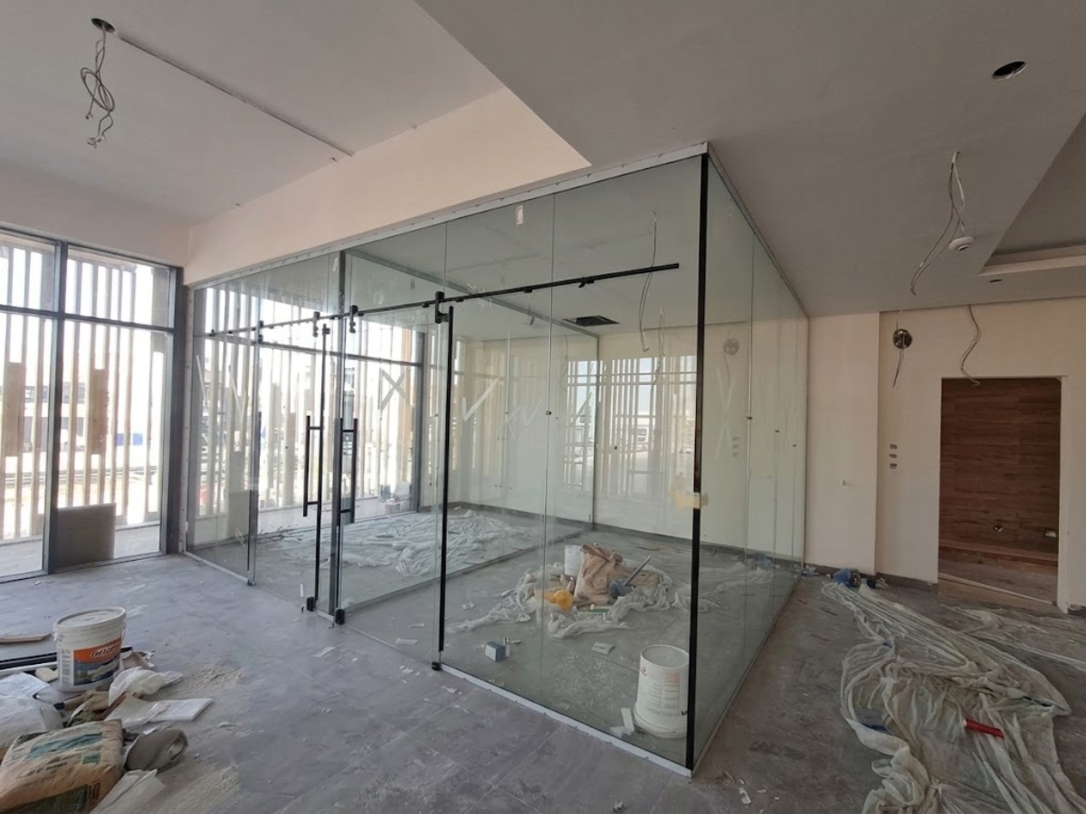 Cancelería de cristal templado con herrería en Morelos